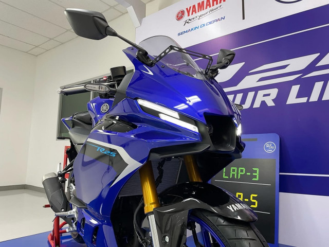 Click image for larger version

Name:	yamaha-r25-2025-ra-mat-tai-indonesia-cai-tien-thiet-ke-nang-cap-cong-nghe-gia-tu-120-trieu-dong-115065-1737449532-678f603c95ff9.jpg
Views:	4
Size:	94.3 KB
ID:	6044