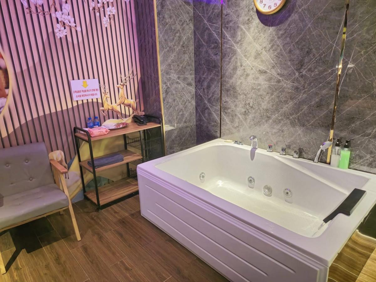 Click image for larger version

Name:	Gold Massage.jpg
Views:	10
Size:	158.4 KB
ID:	25802