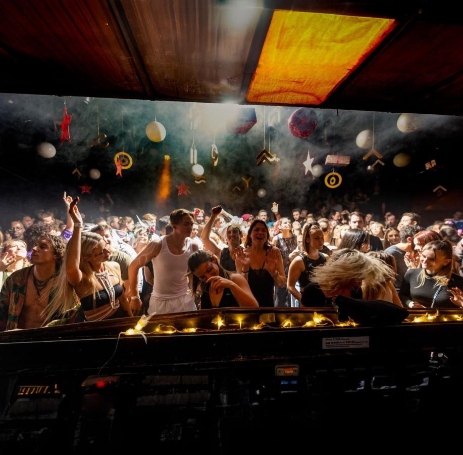 Click image for larger version  Name:	Hive Club 2.jpg Views:	0 Size:	97.3 KB ID:	25985
