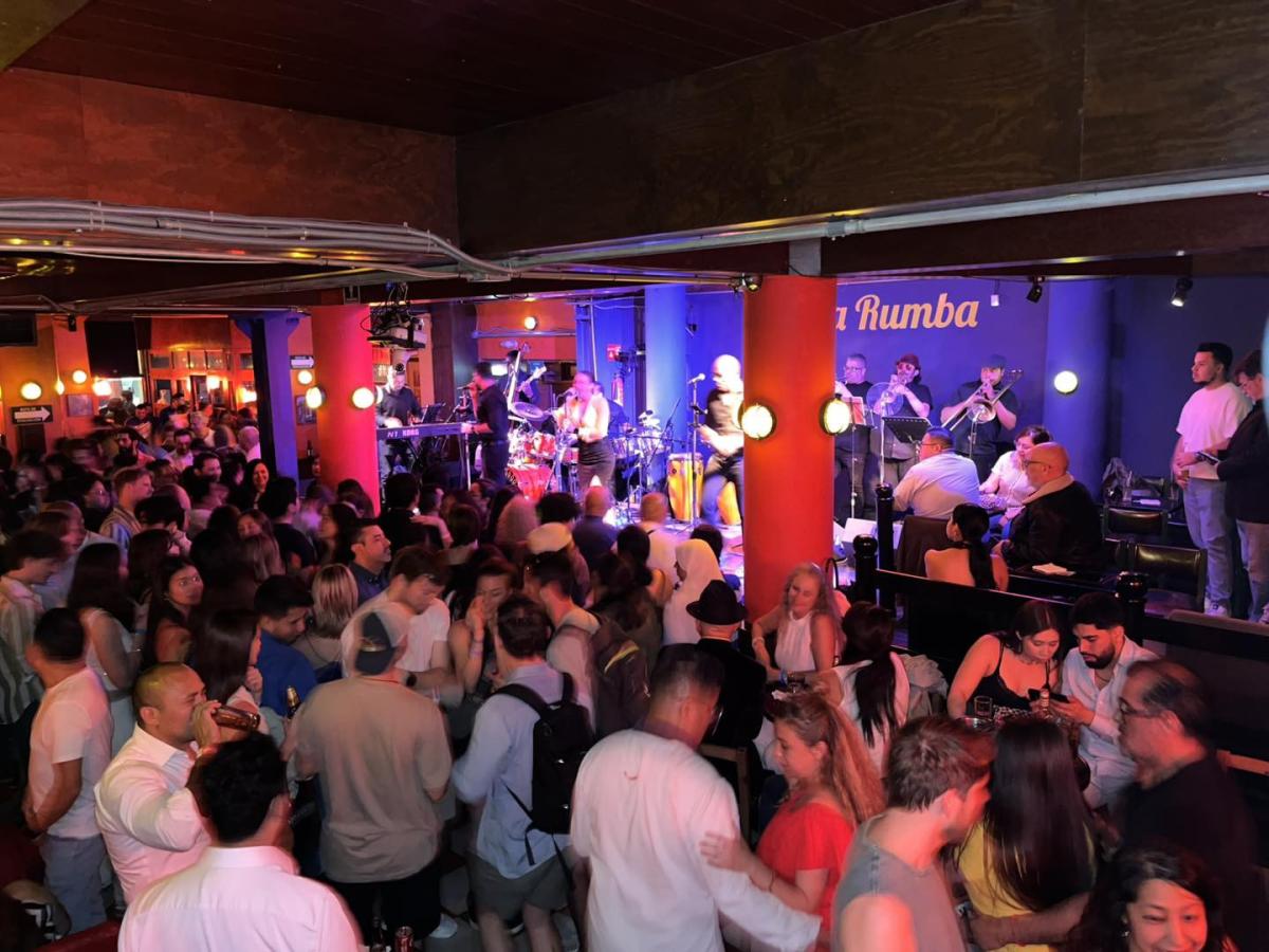Click image for larger version

Name:	Mama Rumba.jpg
Views:	11
Size:	135.7 KB
ID:	26335
