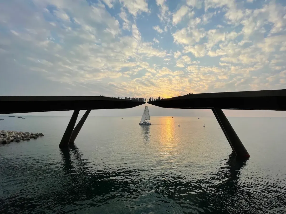 Click image for larger version

Name:	Kiss Bridge.webp
Views:	5
Size:	105.9 KB
ID:	30074