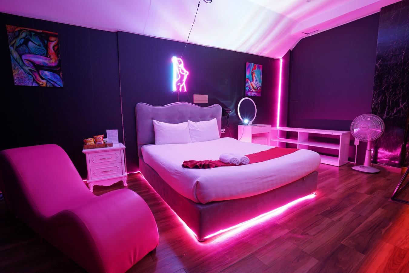 Click image for larger version

Name:	love-hotel-1.jpg
Views:	15
Size:	107.9 KB
ID:	30699