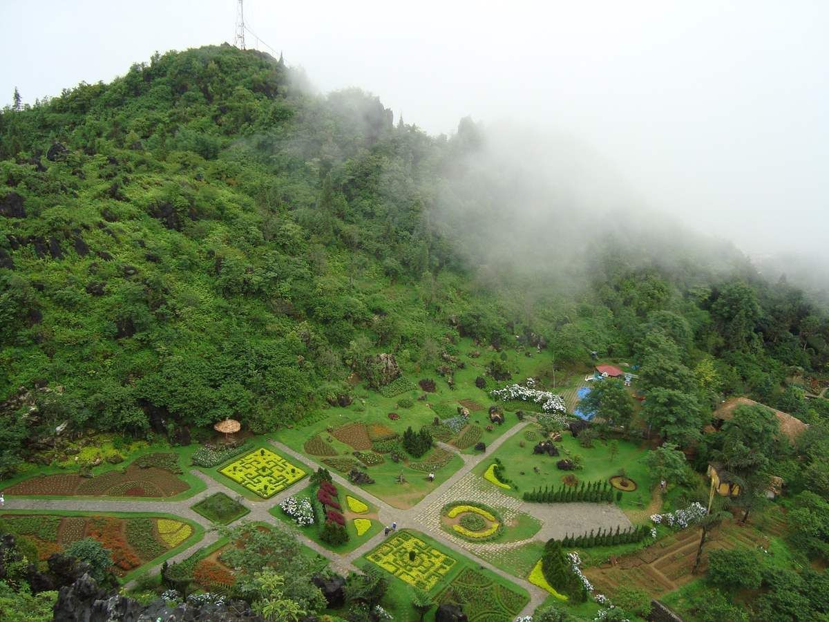 Click image for larger version

Name:	Núi Hàm Rồng.jpg
Views:	4
Size:	311.6 KB
ID:	30747