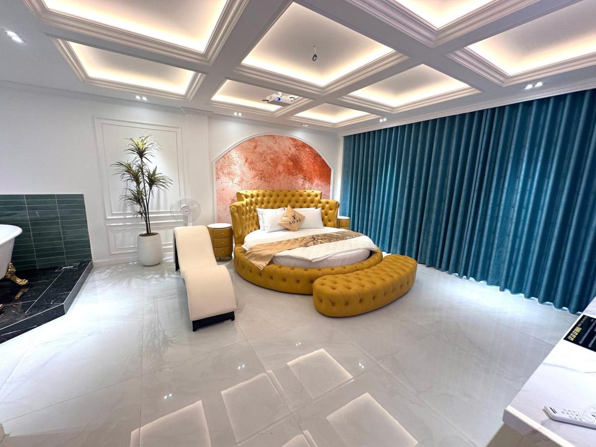 Click image for larger version

Name:	luxury.jpg
Views:	20
Size:	132.1 KB
ID:	31077