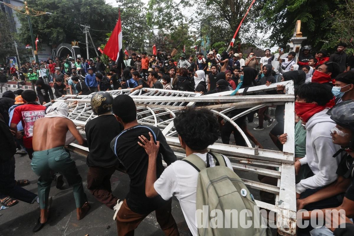 Click image for larger version

Name:	AFP-20250830-72W6373-v2-HighRes-TopshotIndonesiaPoliticsProtest-1756685749.jpg
Views:	0
Size:	311.5 KB
ID:	36362