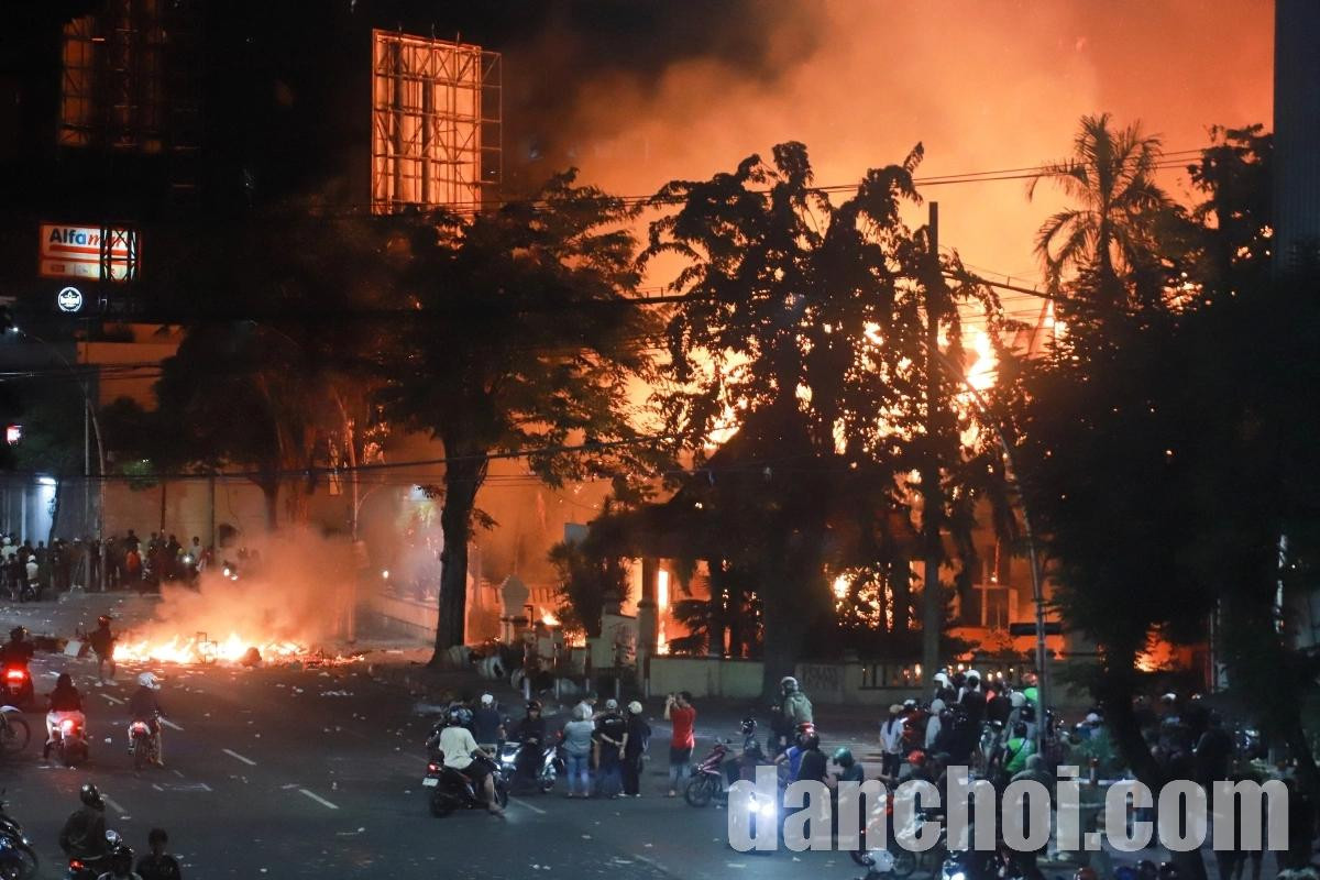 Click image for larger version

Name:	AFP-20250831-AA-31082025-2395970-v1-HighRes-ClashesContinueInIndonesiaasSurabay-1756685750.jpg
Views:	0
Size:	225.8 KB
ID:	36364