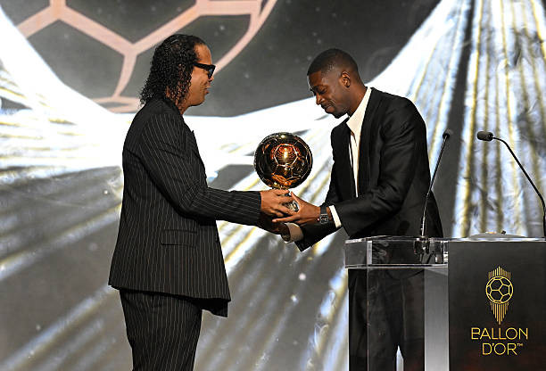 Click image for larger version  Name:	paris-france-ousmane-dembele-is-presented-with-the-mens-ballon-dor-trophy-by-ronaldinho.jpg Views:	0 Size:	70.7 KB ID:	38452