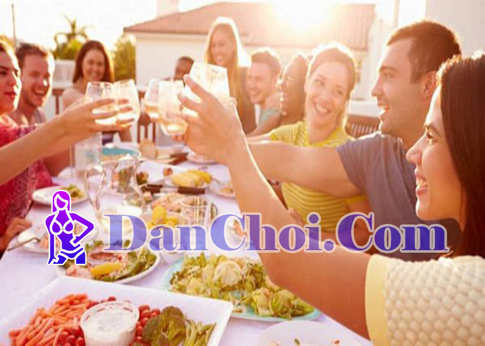 Ngủ mơ thấy ăn uống no nê – linh cảm sắp phát tài hay mất lộc bất ngờ?