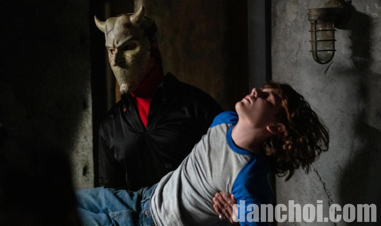 Click image for larger version

Name:	ethan-hawke-mason-thames-the-black-phone-1655813792.jpg
Views:	8
Size:	106.1 KB
ID:	42034