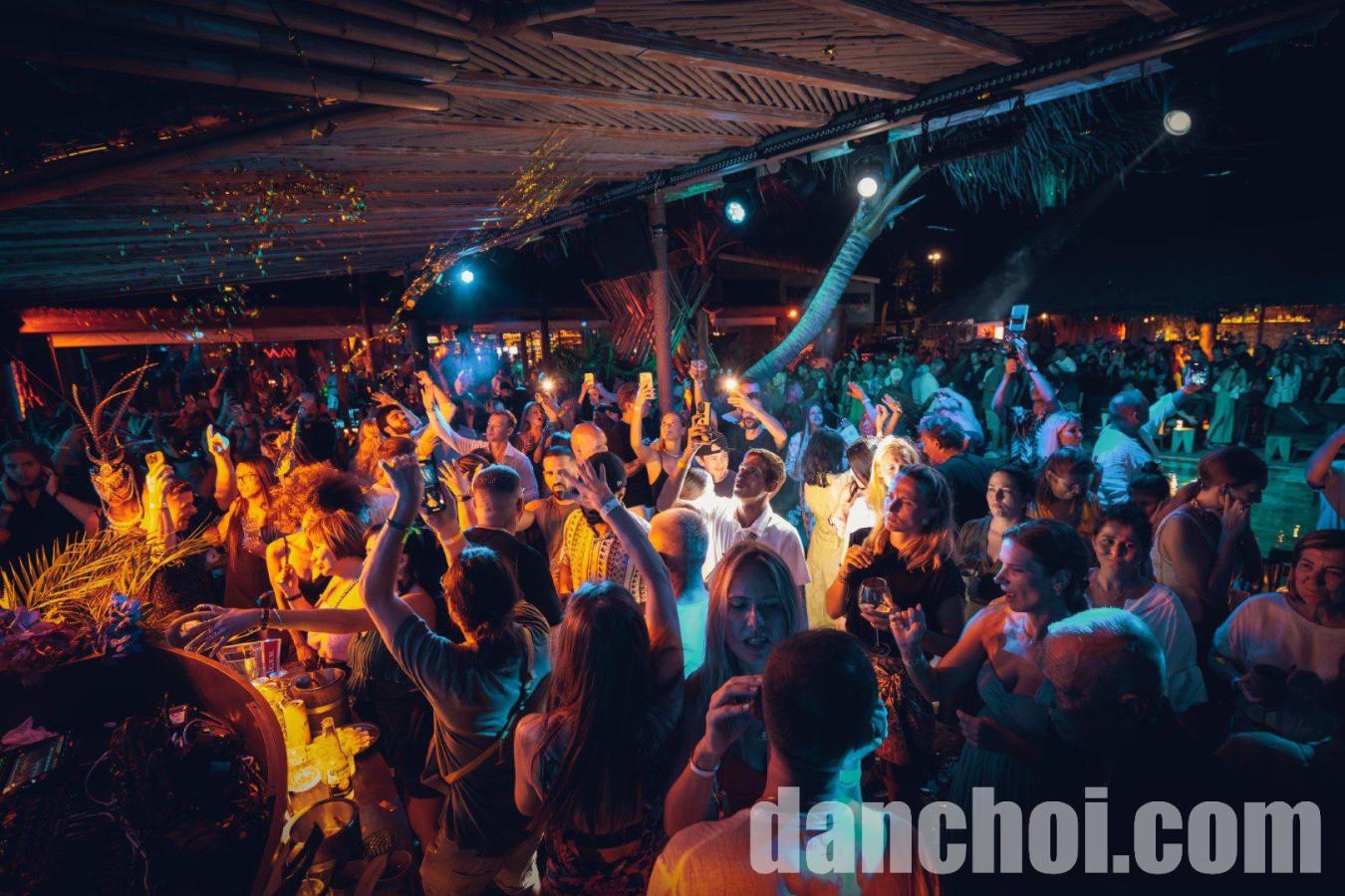 Click image for larger version

Name:	1. Maya Beach Club 2.jpg
Views:	0
Size:	193.2 KB
ID:	42638