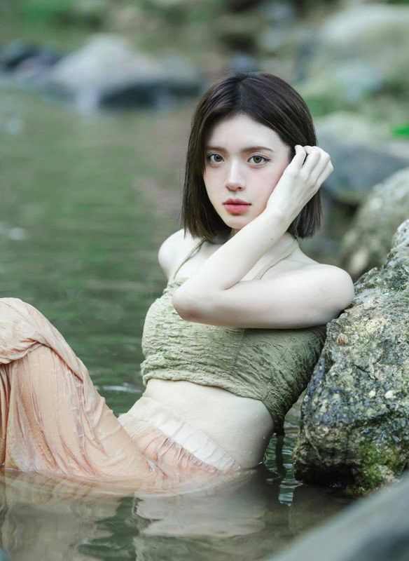 Click image for larger version

Name:	1744180335-my-nhan-18-tuoi-dot-mat-voi-bo-anh-tam-suoi-goi-cam-hinh-2-width584height800.jpg
Views:	24
Size:	118.6 KB
ID:	44608