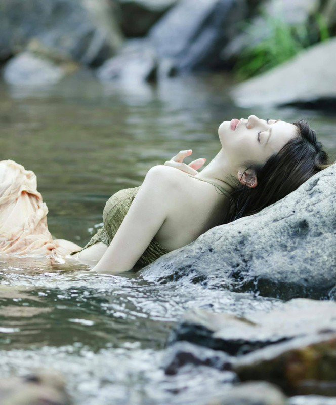 Click image for larger version

Name:	1744180335-my-nhan-18-tuoi-dot-mat-voi-bo-anh-tam-suoi-goi-cam-hinh-4-width664height800.jpg
Views:	9
Size:	128.0 KB
ID:	44610