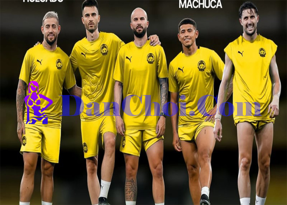 Phiên điều trần của 7 cầu thủ Malaysia đã hé lộ nhiều lời khai đáng chú ý, thể hiện rõ mâu thuẫn giữa việc giao phó giấy tờ cho Liên đoàn và trách nhiệm cá nhân. FIFA bác bỏ luận điểm “không cố ý” và nhấn mạnh các cầu thủ đều hưởng lợi từ quy trình nhập tịch sai phạm. Hậu quả là các cầu thủ bị cấm thi đấu 12 tháng, FAM bị phạt nặng, ảnh hưởng lớn đến sự nghiệp cá nhân và uy tín bóng đá Malaysia. Phiên điều trần vừa là cơ hội để các cầu thủ tự bào chữa, vừa là lời cảnh tỉnh mạnh mẽ cho các liên đoàn khác về nguy cơ gian lận trong quá trình nhập tịch. Gabriel Felipe Arrocha  Arrocha thừa nhận lúng túng về nguồn gốc tổ tiên: “Ông nội tôi sinh ở Venezuela, bà nội ở Tây Ban Nha… Ý tôi là Malaysia, xin lỗi.” Đây là chi tiết được FIFA sử dụng để xác định hồ sơ của anh có chỉnh sửa. Phản ứng từ FIFA là coi đây không phải là sai sót nhỏ, mà là dấu hiệu giả mạo hồ sơ để hợp thức hoá quyền thi đấu quốc tế. Câu trả lời của Arrocha khiến dư luận nghi ngờ việc Liên đoàn Bóng đá Malaysia (FAM) không kiểm tra kỹ giấy tờ, đồng thời làm giảm tính trung thực của lời biện minh “lỗi kỹ thuật”.   Facundo Tomás Garcés  Garcés thừa nhận không đọc kỹ các giấy tờ nhập tịch, kể cả khai đã sống 10 năm tại Malaysia. FIFA cho rằng việc này cho thấy mức độ thiếu cẩn trọng trong toàn bộ quy trình đăng ký của FAM. FAM sau đó biện minh rằng quá trình đăng ký bị gấp rút, dẫn tới sai sót trong thủ tục. Lời khai của Garcés thể hiện anh có thể là người hưởng lợi từ hệ thống nhưng cũng đặt câu hỏi lớn về trách nhiệm cá nhân.   Rodrigo Julián Holgado  Holgado thừa nhận hồ sơ được FAM trình lên FIFA nhưng cha mẹ hoặc ông bà không thực sự sinh ở Malaysia. Tại điều trần, anh khẳng định tin tưởng FAM và các cơ quan Malaysia khi ký giấy tờ. FIFA phản bác rằng “tin tưởng” không thể là biện minh khi giấy tờ có nhiều sai lệch cơ bản. Holgado có thể chỉ đi theo quy trình, nhưng trong con mắt FIFA, anh vẫn hưởng lợi từ việc làm giả hồ sơ.   Imanol Javier Machuca  Machuca thừa nhận khai sai nguồn gốc tổ tiên để được công nhận là cầu thủ Malaysia. Anh nhấn mạnh đã gặp nhân viên FAM nhiều lần và được hướng dẫn điền giấy tờ nhưng không kiểm tra chi tiết. FIFA coi đây là bằng chứng FAM không thực hiện kiểm tra nội bộ nghiêm ngặt trước khi nộp hồ sơ. Lời khai của Machuca làm nổi bật mâu thuẫn giữa trách nhiệm cá nhân và vai trò tổ chức.   João Vitor Brandão Figueiredo  Figueiredo thừa nhận bà ngoại không sinh ở Malaysia nhưng hồ sơ FAM khai ngược lại. Anh giải thích không tham gia tất cả bước thủ tục và phần nhiều giao cho FAM lo liệu. FIFA nhấn mạnh việc giao phó không miễn trừ trách nhiệm; Figueiredo vẫn hưởng lợi từ hồ sơ chỉnh sửa. Cách biện minh này thường thấy nhưng ít thuyết phục, đặc biệt khi ảnh hưởng tới tính công bằng của các trận đấu.   Jon Irazábal Iraurgui  Irazábal là người gốc Tây Ban Nha nhưng hồ sơ FAM khai tổ tiên có quan hệ với Malaysia. Anh cho biết hồ sơ được “nhập bởi bên thứ ba” và không chắc mình kiểm tra đầy đủ. FIFA cho rằng giao phó toàn bộ cho FAM mà không tự xác minh là thiếu trách nhiệm nghiêm trọng. Lời khai nhấn mạnh vấn đề trong các chương trình nhập tịch vận động mạnh: người chơi có thể trở thành “mắt xích thụ động” trong quy trình không minh bạch.   Hector Alejandro Hevel Serrano  Hevel, gốc Hà Lan, khai rằng tổ tiên sinh ra tại Malaysia, nhưng thực tế không phải. Anh cho biết đã giao toàn bộ giấy tờ cho FAM để xử lý và tin tưởng Liên đoàn. FIFA đánh giá dù Hevel có thể “giao phó”, anh vẫn là người hưởng lợi trực tiếp từ hồ sơ sai lệch và không thể được coi là hoàn toàn vô tội. Lời khai của Hevel thể hiện tâm lý “tin tưởng cơ quan chủ quản” nhưng đồng thời làm nổi bật nguy cơ các cầu thủ dễ bị lôi vào sai phạm nếu cơ chế giám sát không chặt chẽ.