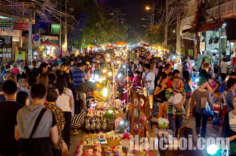 Click image for larger version

Name:	Wua-Lai-walking-street01.jpg
Views:	0
Size:	259.3 KB
ID:	45557