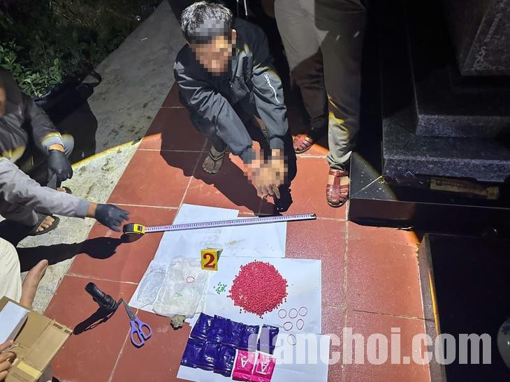 Click image for larger version

Name:	giau-ma-tuy-trong-nghia-dia-con-tien3-1763974164474309130467.jpg
Views:	11
Size:	110.2 KB
ID:	46391