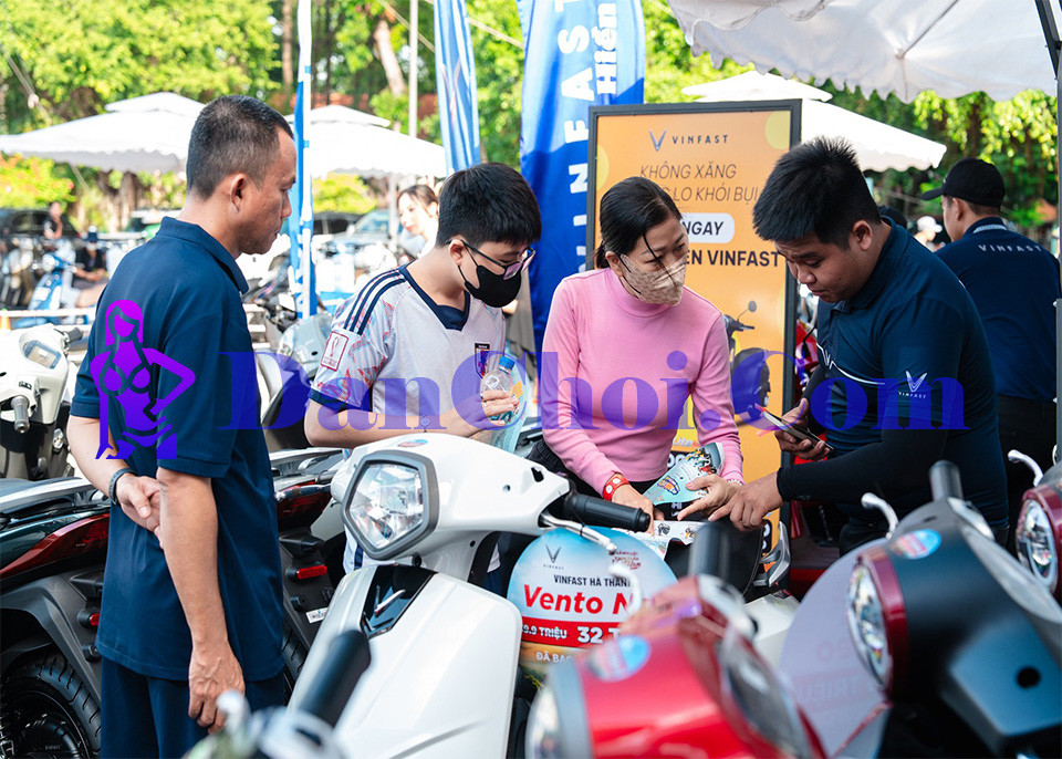 Hà Nội chuẩn bị hỗ trợ tiền mặt khi đổi xe máy xăng sang xe điện