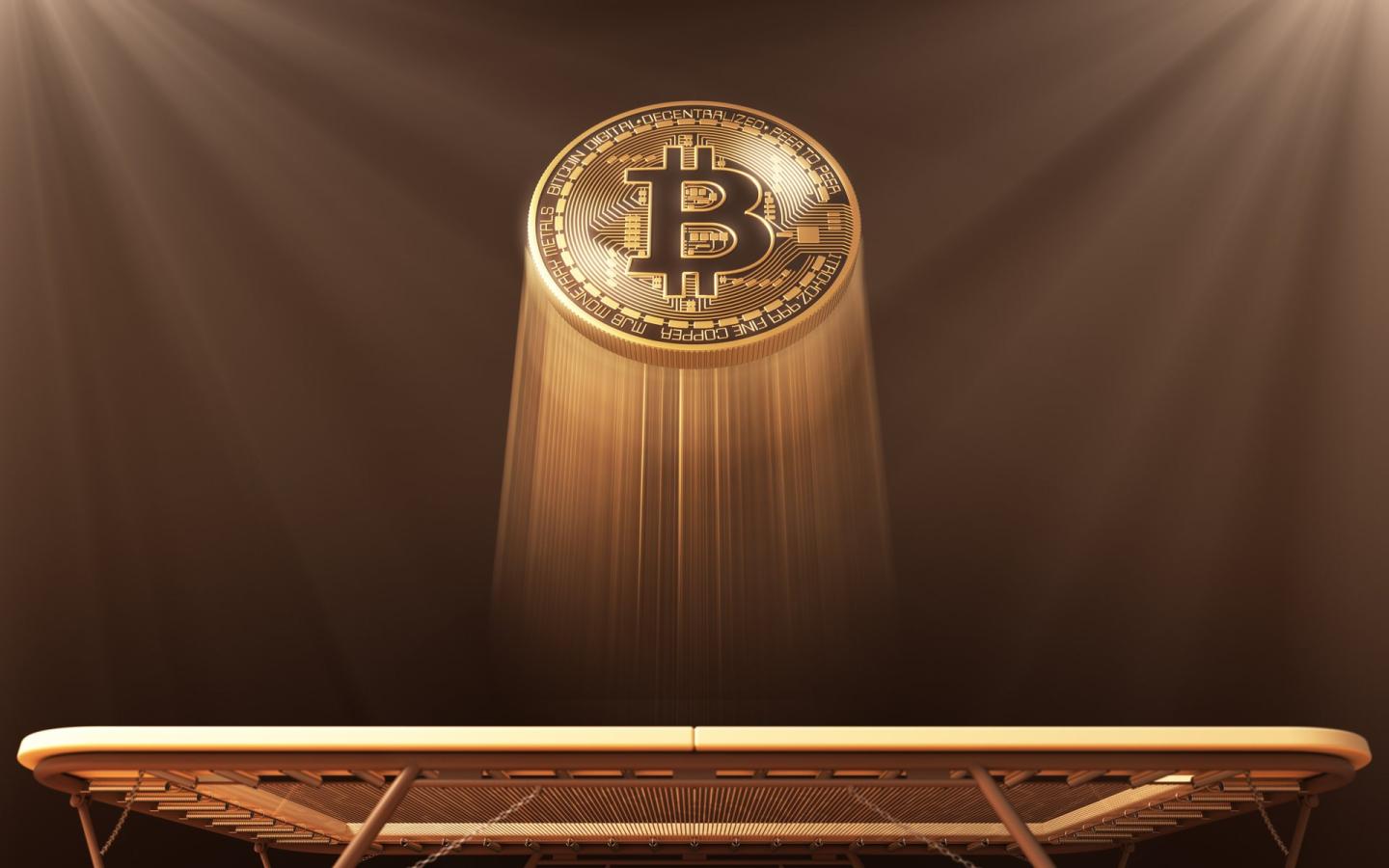 Bitcoin bật dậy sau đợt bán mạnh — Cá voi âm thầm gom hàng