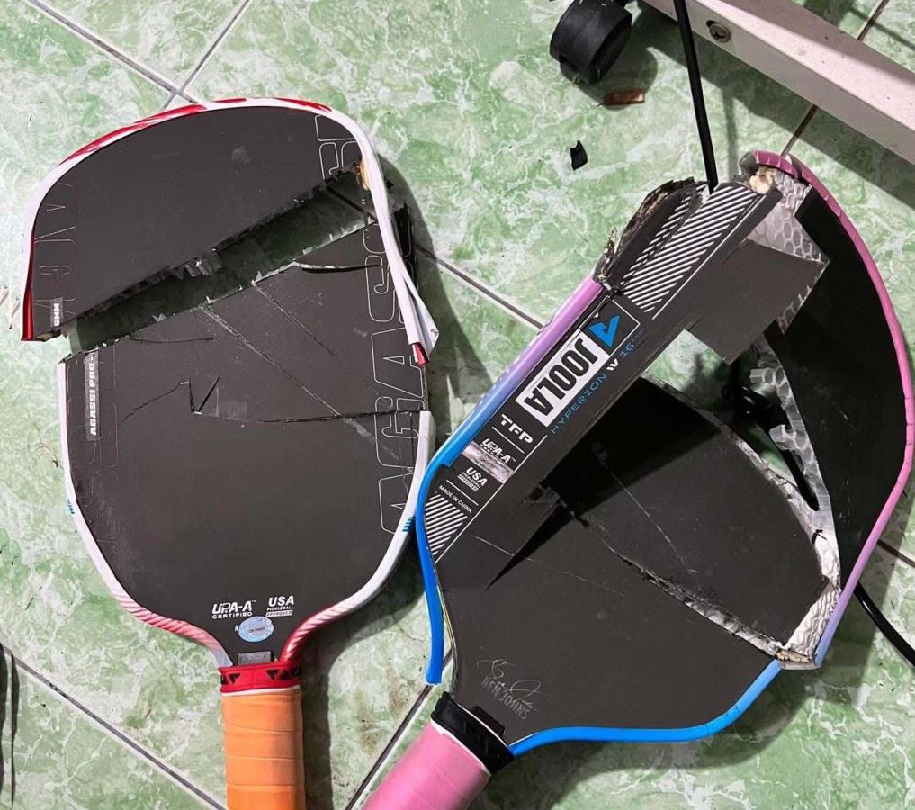 Vợ mải chơi pickleball, chồng tức giận dùng dao “xẻ đôi” hai cây vợt tiền triệu