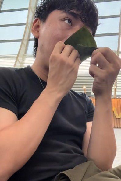 130 bánh bột lọc gây họa: Bị cấm mang sang Nhật, anh Tâm ăn đến tái mặt