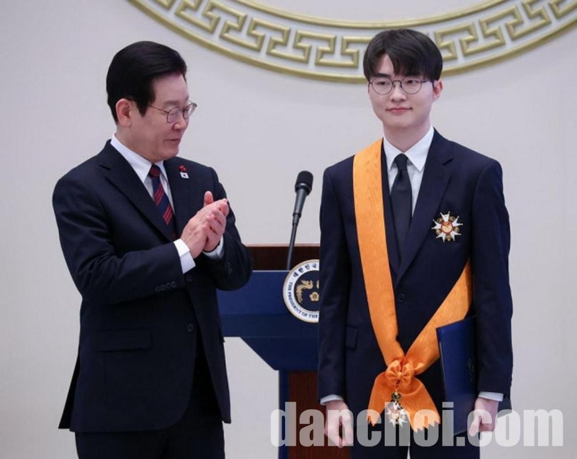 Click image for larger version

Name:	faker-nhan-huan-chuong-thanh-long-2.jpg
Views:	0
Size:	76.2 KB
ID:	56464