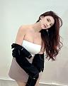 1733278177-my-nhan-nguoi-malaysia-gay-xon-xao-khi-dien-noi-y-di-sieu-thi-hinh-10-width634height800.jpg