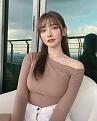 1733278178-my-nhan-nguoi-malaysia-gay-xon-xao-khi-dien-noi-y-di-sieu-thi-hinh-11-width640height800.jpg
